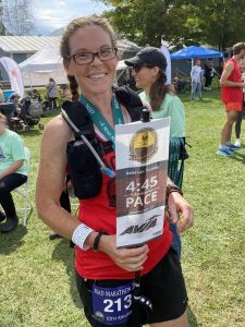A photograph of Rebekah Thomas, double donor (liver and kidney), at a marathon.